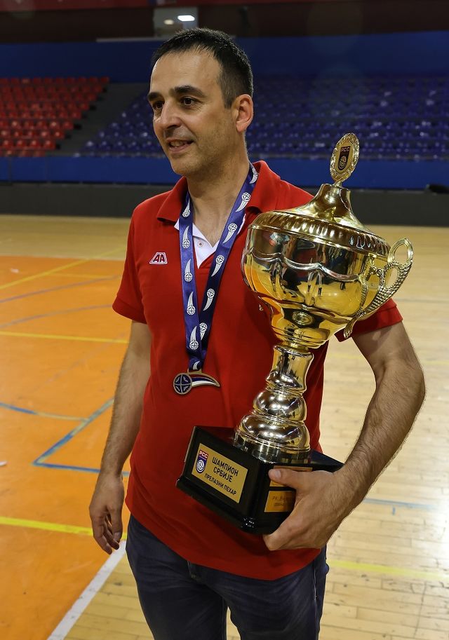 Rojević sa peharom za šampiona Srbije (©Starsport)
